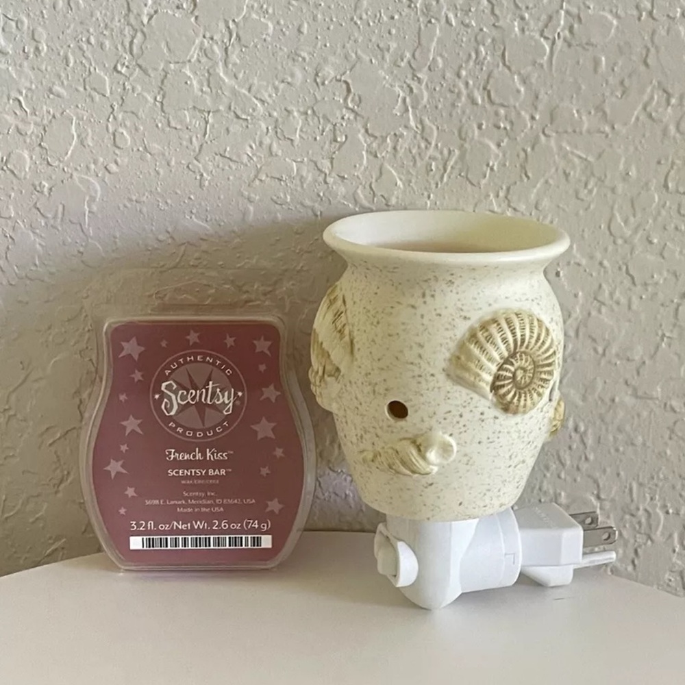 Scentsy Plug In Wax Warmer w/Night Light Seashell Design. - Picture 2 of 4